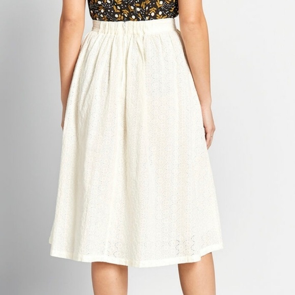 Modcloth Cream Retro Cotton Eyelet A-line Skirt with Bow Detail - Size 1X - Picture 7 of 14